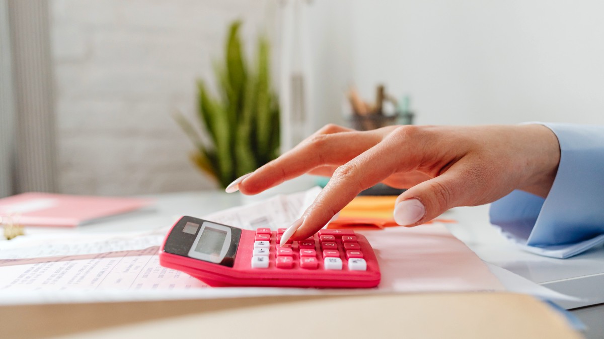 calculator-hands-pexels.jpg