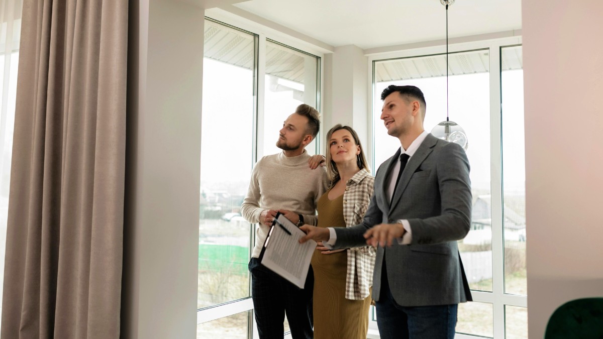 couple-agent-apartment.jpg