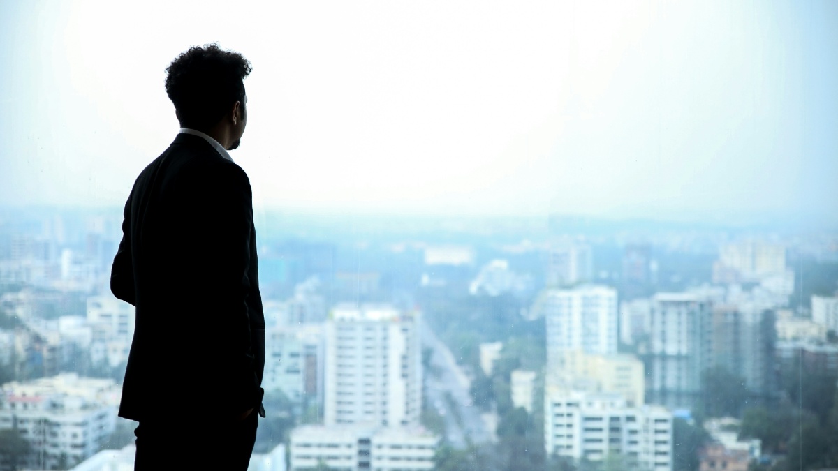 businessman-looking-ahead-cityscape.jpg