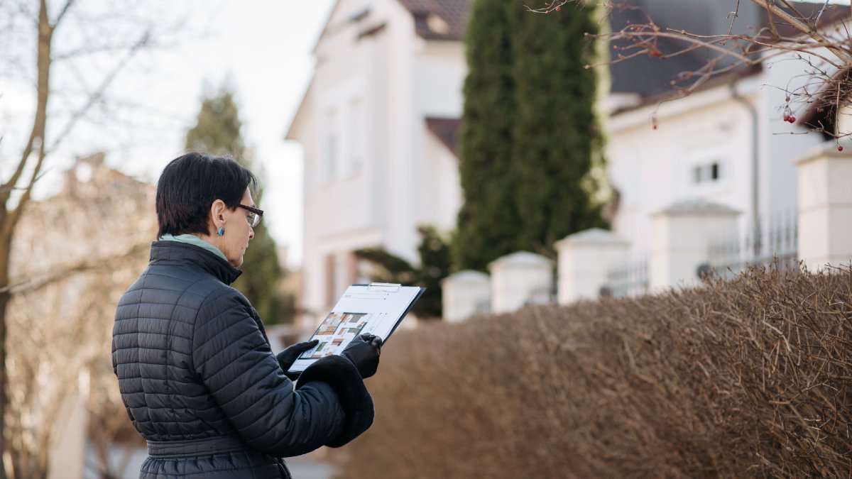 person-inspecting-house-pavel-danilyuk-pexels.jpg